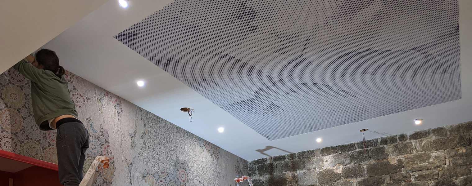 travaux papier peint plafond mur brique